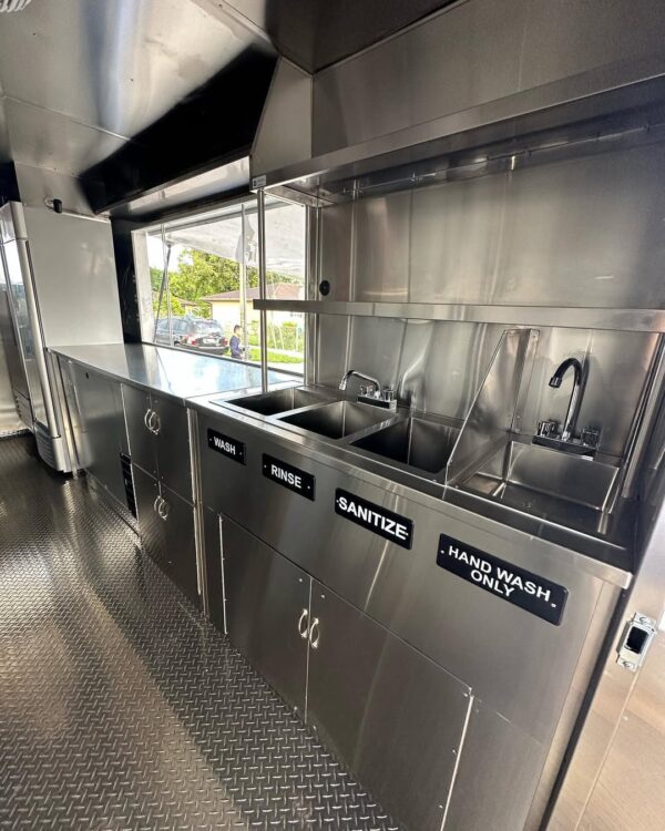 Food Trailer - Image 4
